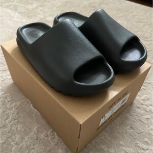 Yeezy Slide Dark Onyx size 7